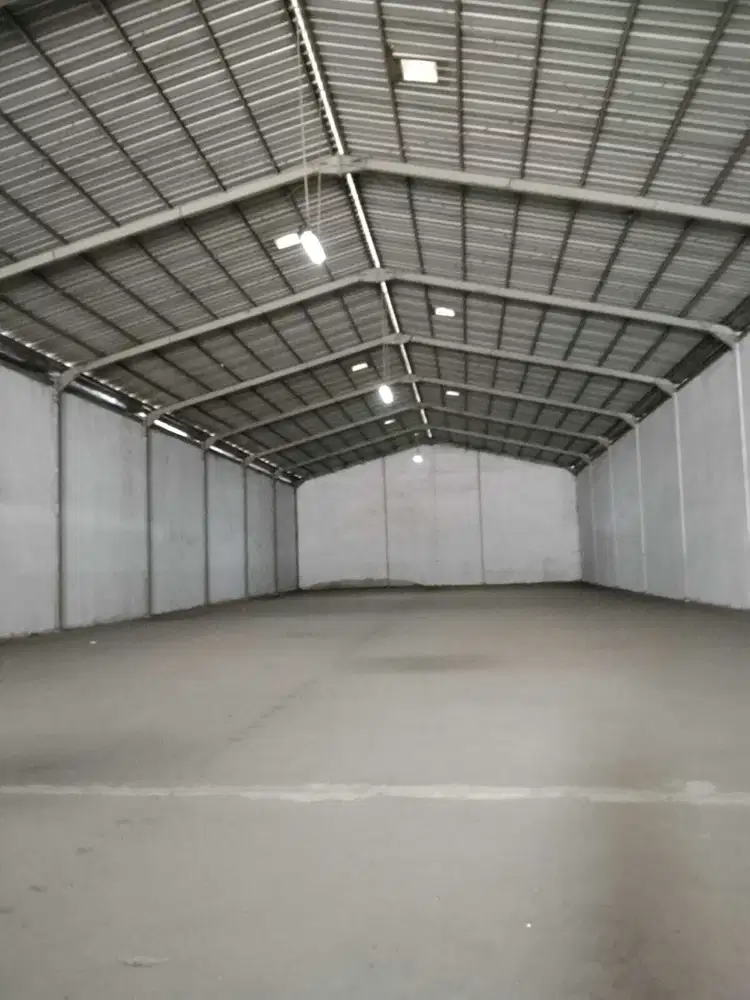 DI SEWAKAN GUDANG 2500 METER-AN , LOKASI BEKASI .