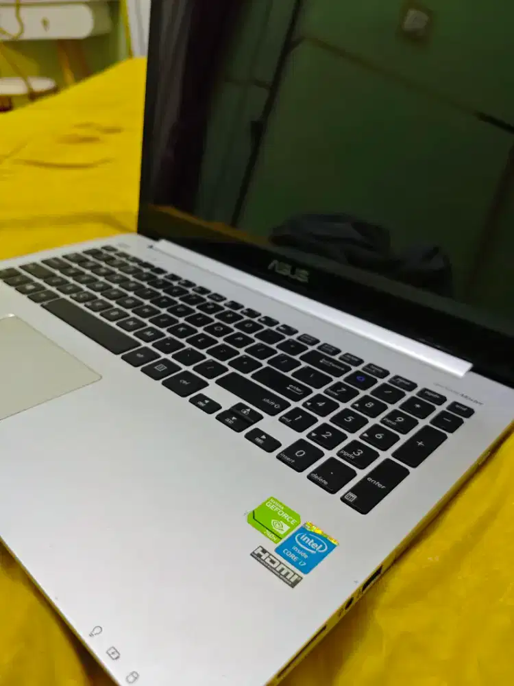 Laptop asus touchscreen core i7 dual VGA ssd 256