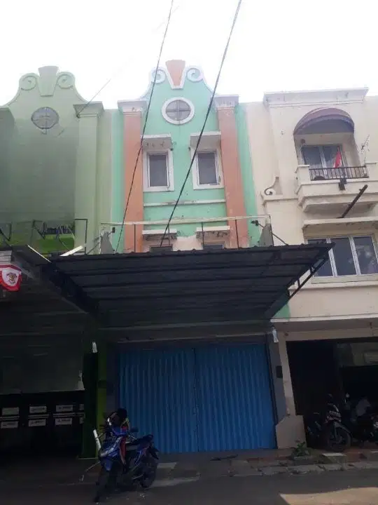 DISEWAKAN RUKO DI HARAPAN INDAH LOKASI STRATEGIS
