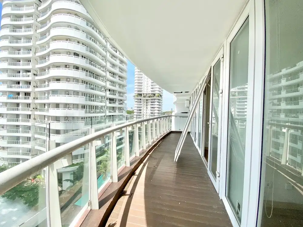 Jual apartemen royale springhill 3 kamar tower bulgary pool city view