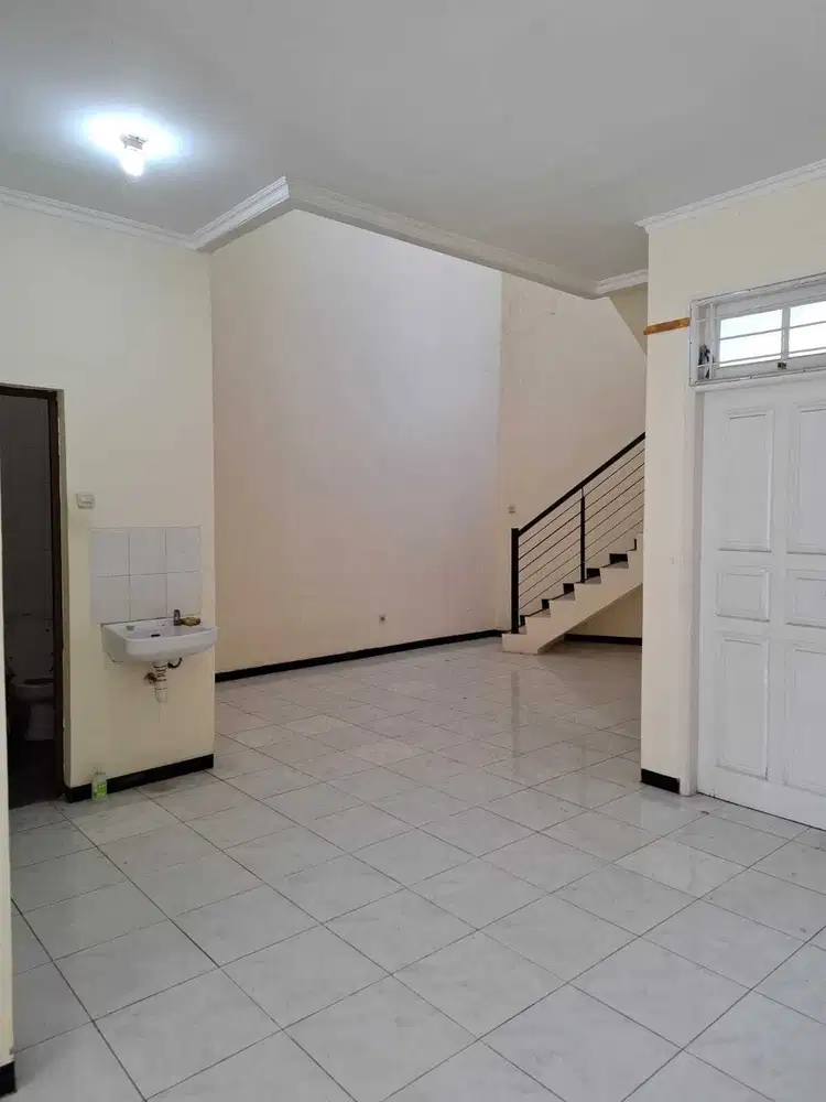 Disewakan Rumah 2 lantai Dharmahusada Mas  row jalan 3 mobil