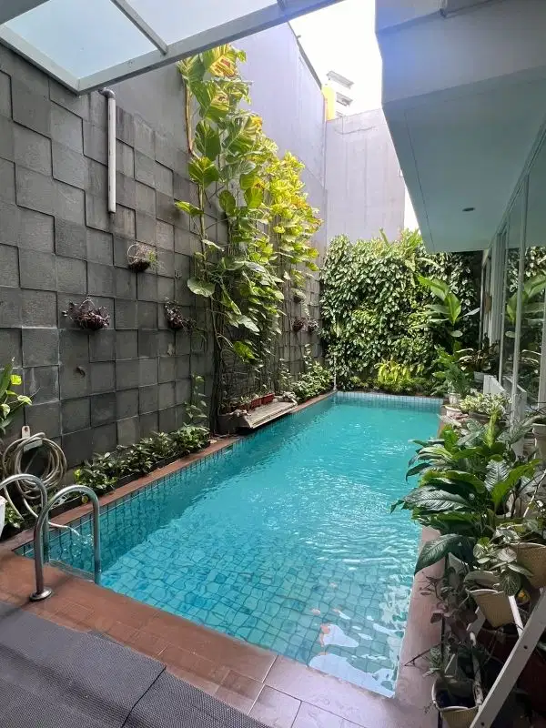 Dijual Rumah Fully Furnished Dengan Kolam Renang Dalam Cluster BCC