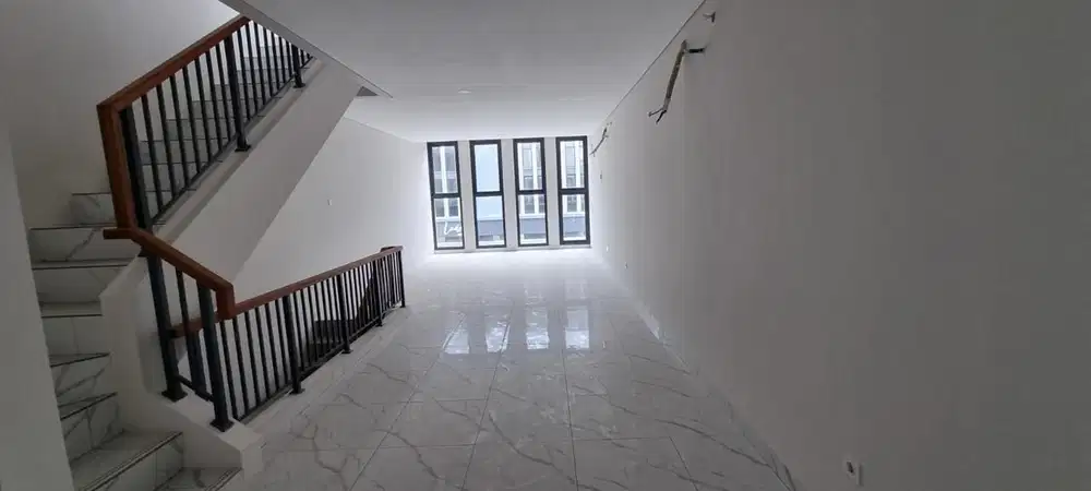 DISEWAKAN RUKO BARU 2 ½ LANTAI DI SEBERANG McD KOTA WISATA!