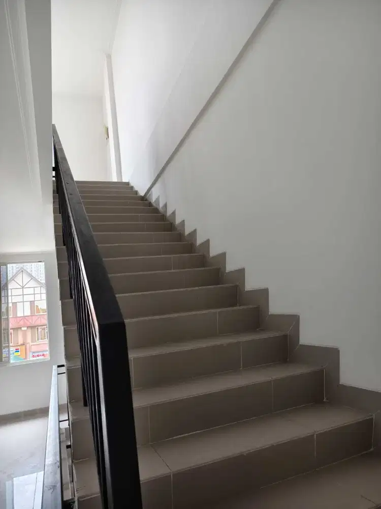 Di Jual Ruko Laviera Ukuran 4,5x12 Hadap Danau