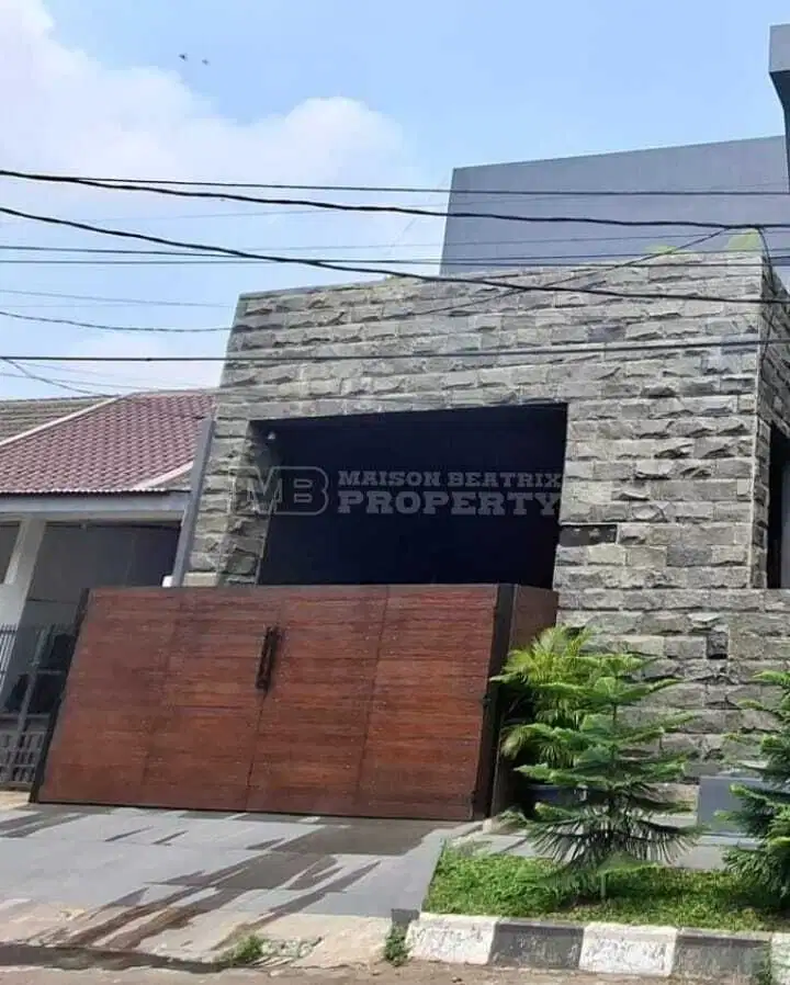 RUMAH CANTIK  + ROOFTOP SIAP HUNI LOKASI STRATEGIS DI GRIYA JAKARTA