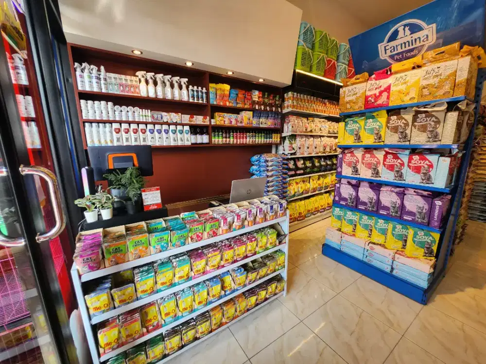 Kasir Perempuan berhijab , Laki2 sebagai Groomer