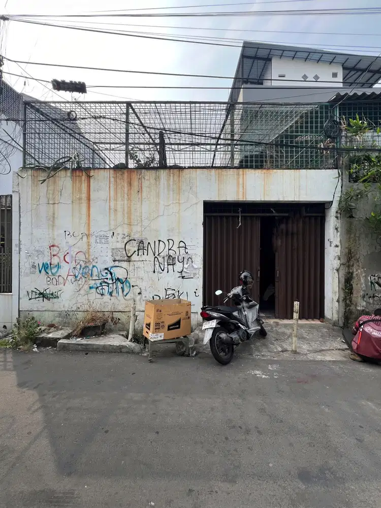 DI JUAL CEPAT Rumah tua di Jembatan Besi - Jakarta Barat