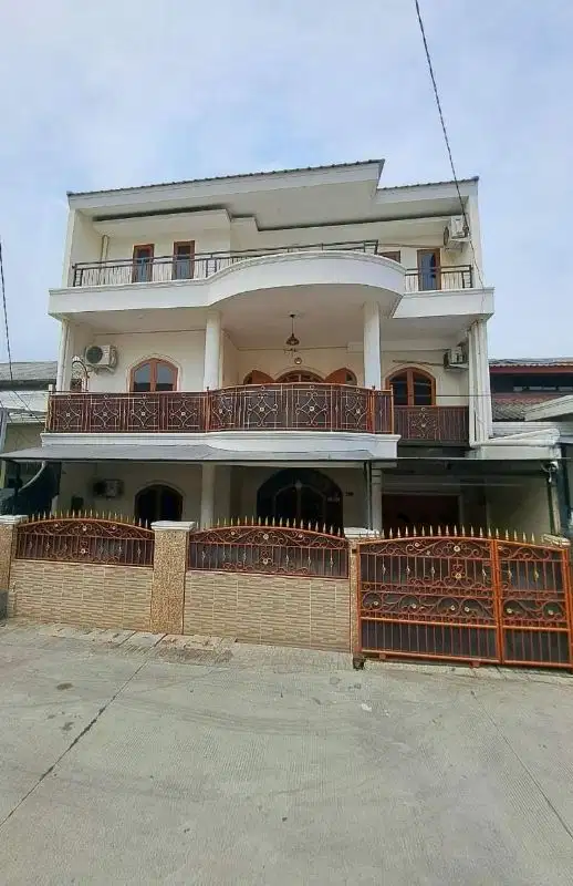 Rumah Semi Furnished 3 Lantai luas 150 m² di komplek pelindo Jak-Ut