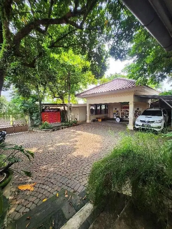 Dijual rumah villa asri halaman luas harga murah di cinere