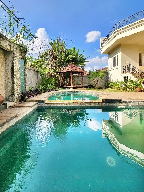 Dijual rumah mewah design classik dlm town house siap huni di kemang