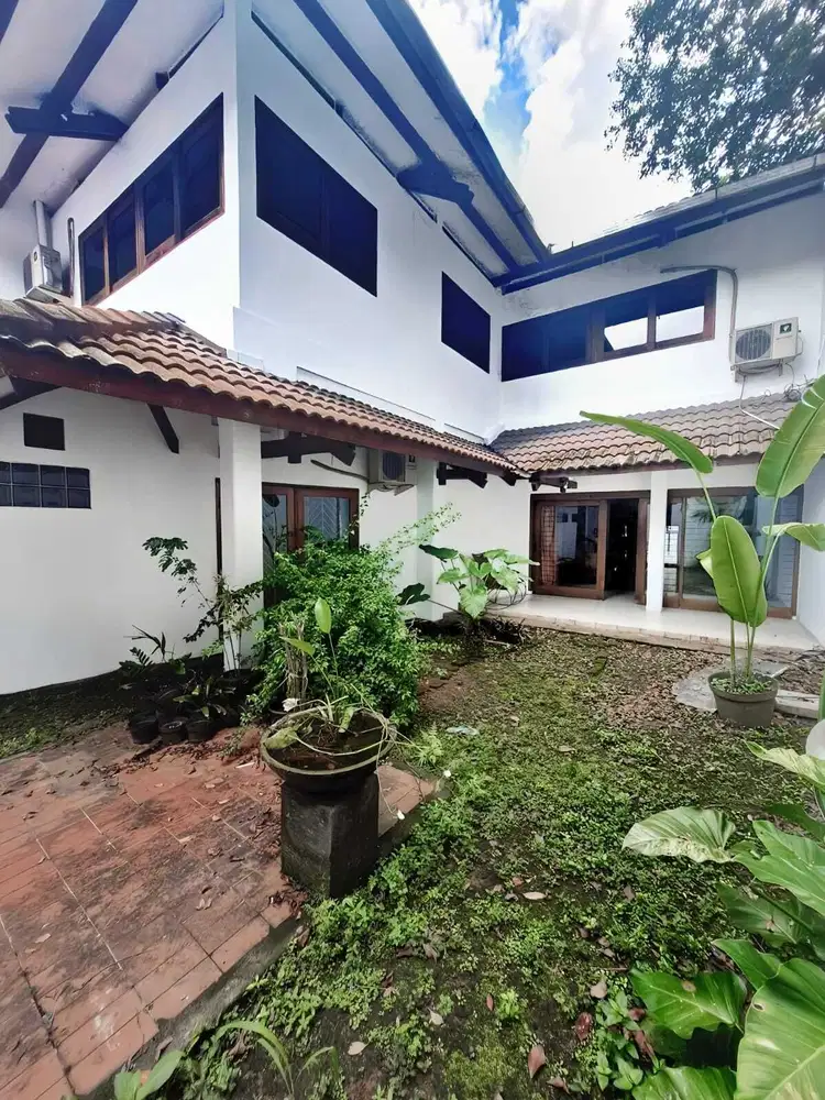 NICE HOUSE DEPAN TAMAN DI LEBAK BULUS