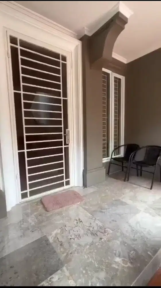 Rumah 2 lantai Cantik Dekat Pusat Kuliner Aniva Cluster Karelia GS