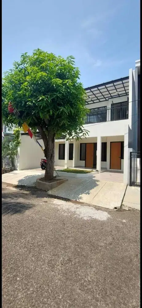 Rumah Mewah dengan Balkon Luas, Kitchen Set Baru, dan 2 Ruang Keluarga
