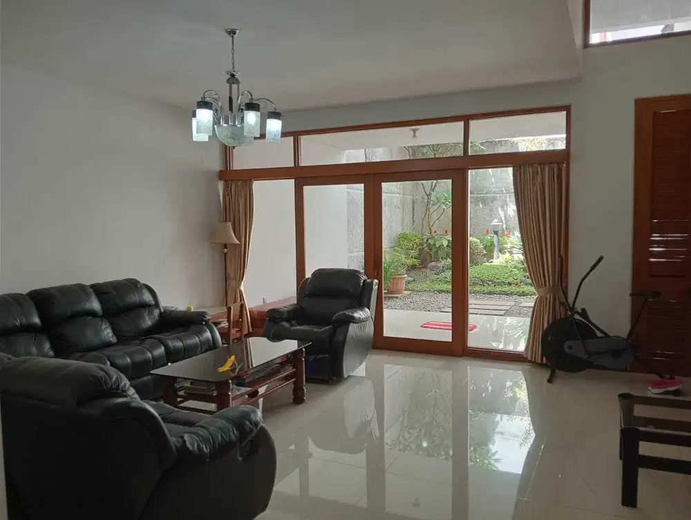 Dijual rumah homey dengan split level di Babakan jeruk
