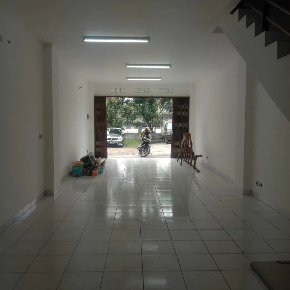 Disewakan Ruko Siap Pakai 3,5 Lantai Jalan Lingkar Luar Barat