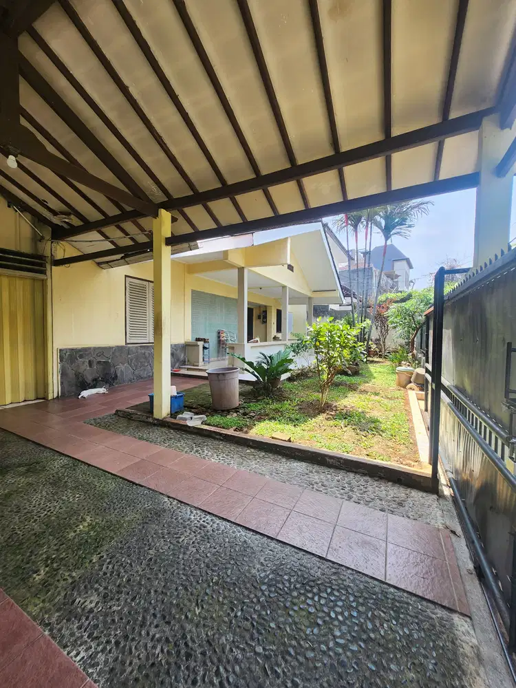 DIJUAL RUMAH LAMA HITUNG TANAH JALAN LEBAR DI AREA GANDARIA KEB BARU