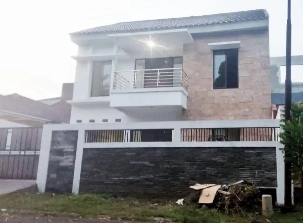 Dijual Rumah di Kencana loka 2lantai Sebrang Golden Viena