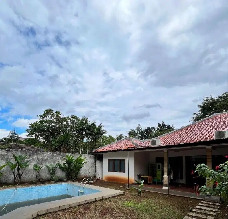 Rumah Lama Butuh Renovasi Di Kemang Dalam