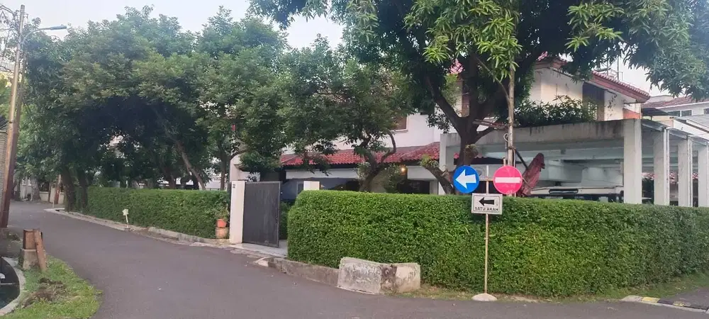RUMAH ASRI 2 LANTAI SENAYAN KEBAYORAN BARU JAKARTA SELATAN