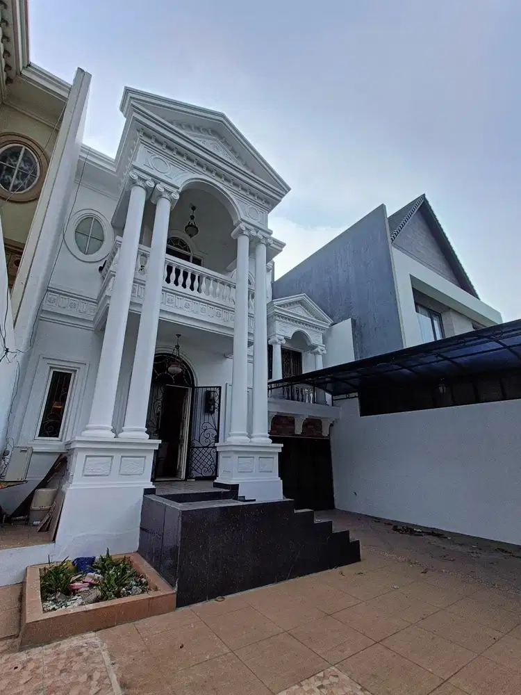 Disewa Rumah Luas 3 Lantai di Mediterania Boulevard PIK