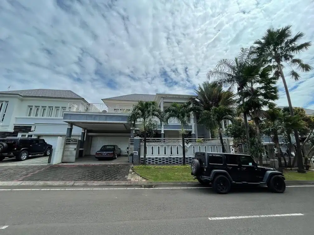 DIJUAL RUMAH MEWAH SEMI FURNISHED LOKASI STRATEGIS