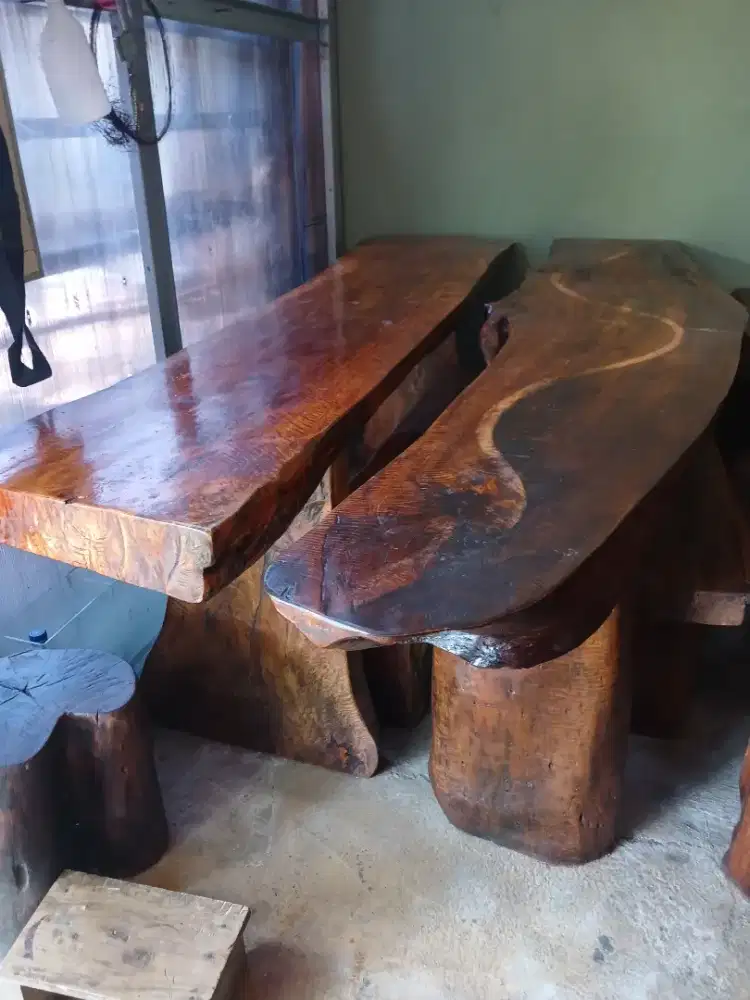 Meja solid dari bahan kayu glondongan besar mangga