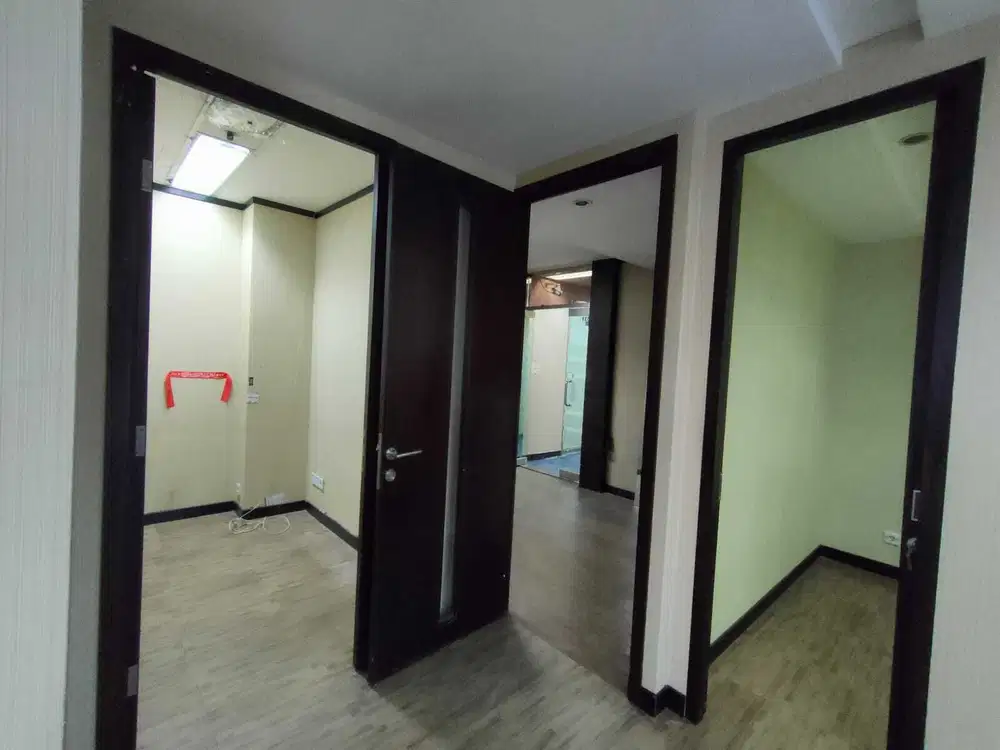 SEWA KANTOR DI JAKARTA SELATAN SUDIRMAN 141M2 PARTISI 175K NEGO