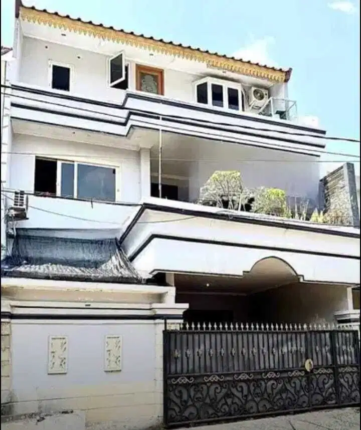 Rumah 3 Lantai di Komplek Jatibening Estate Dekat ke LRT Cikunir 1