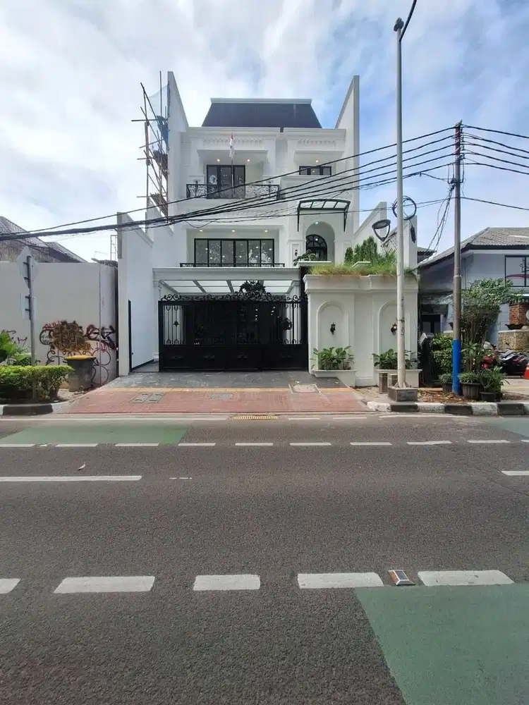 Z.Rumah Baru 3Lt Classic ada Kolam Renang Pribadi,Lift,Rooftop Tebet