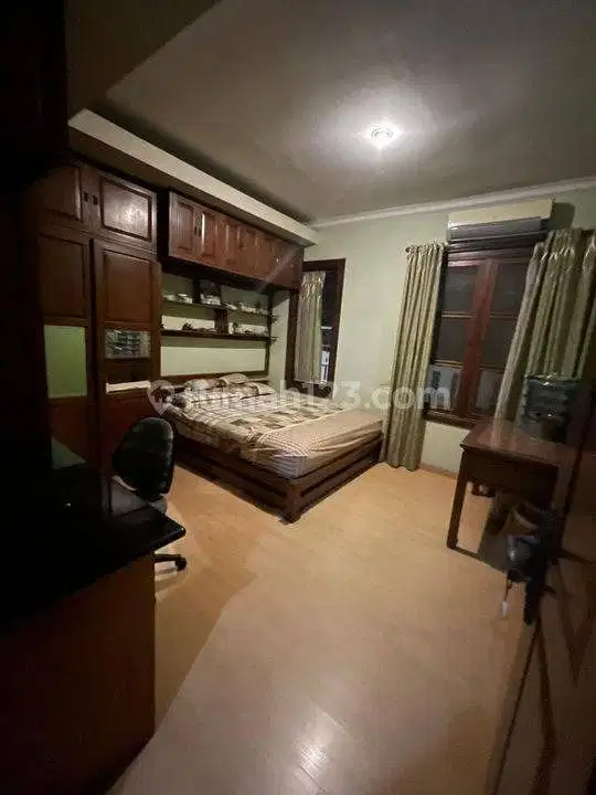 BISA KPR dijual rumah pik belakang mall 5 kamar tidur 220 meter