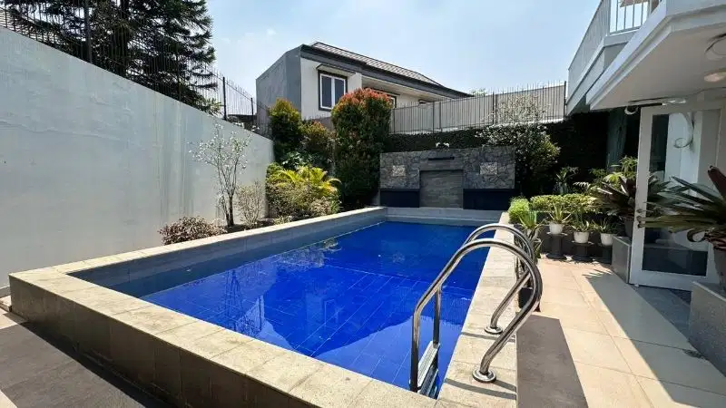 Rumah Full Furnished Ada swimming pool Depan Taman