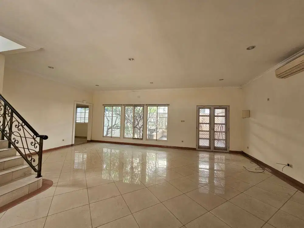 Disewakan rumah pik1 semi furnish johargolf 5 kamar tidur lebar 12