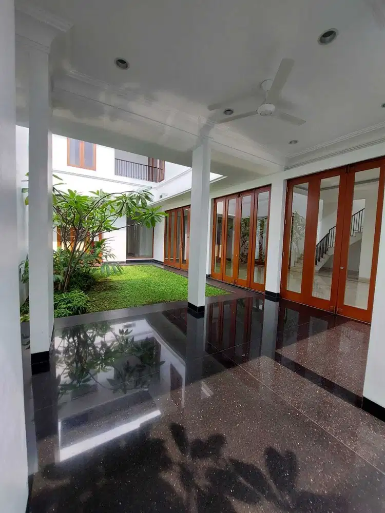 Dijual Rumah Pondok Indah 4 Bedroom with Swimming Pool Furnished