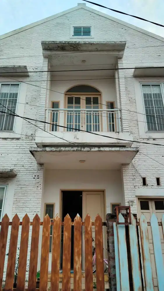 Dijual Rumah 2 lantai lokasi strategis di Pondok Bambu Jakarta Timur