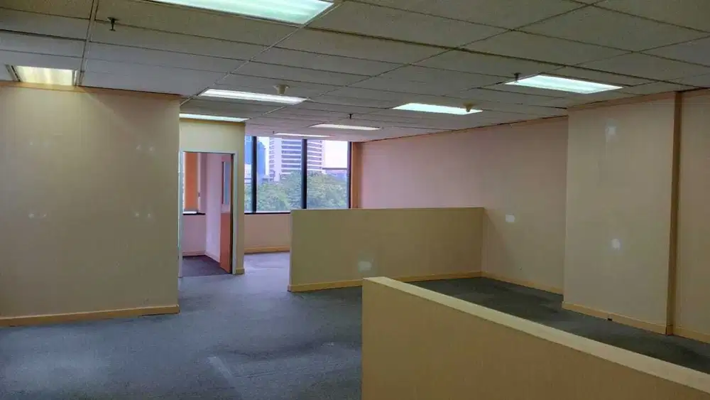 SEWA KANTOR DI JAKARTA SELATAN SUDIRMAN 272M2 PARTISI 175K NEGO