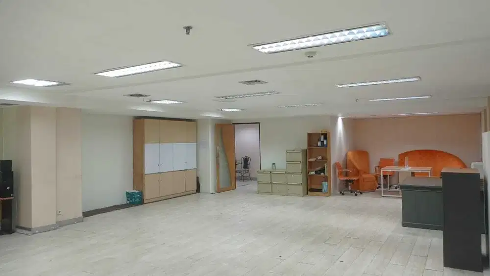 SEWA KANTOR DI JAKARTA SELATAN TB SIMATUPNG  173M2 FITTED 130K NEGO