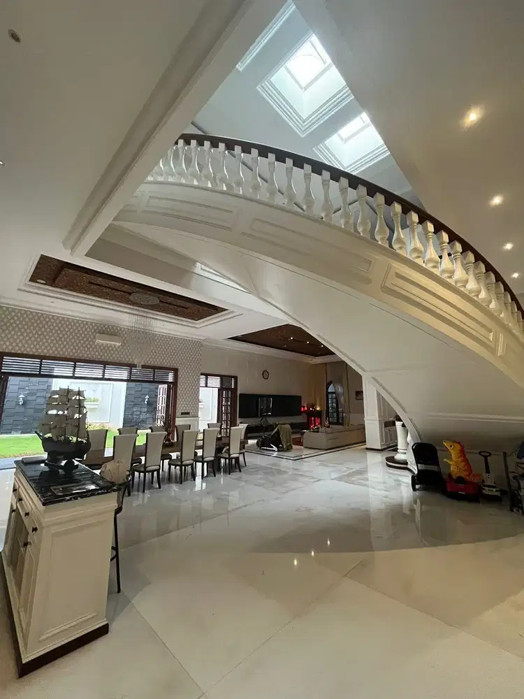 RUMAH MEWAH PIK1 LUAS TANAH 1.084M,HOOK,CLASIC,2 LANTAI,FULL MARMER,