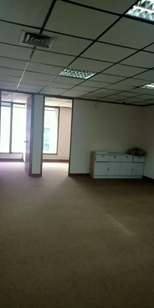 SEWA KANTOR DI JAKARTA SELATAN KUNINGAN 125M2 PARTISI 185K NEGO