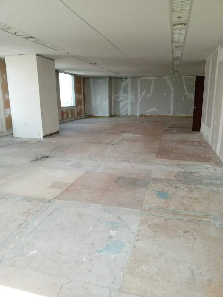 SEWA KANTOR DI JAKARTA SELATAN SUDIRMAN 122M2 BARE 180K NEGO