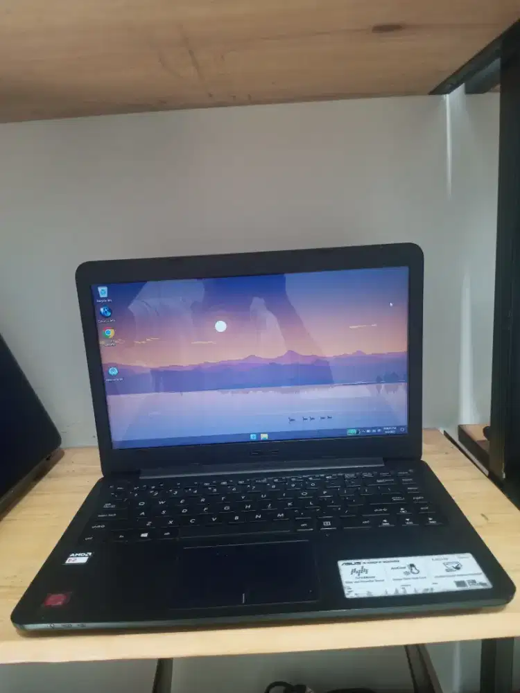 ASUS Vivobook 14 slim E402W AMD E2-6110 DDR 4GB SSD128GB led 14 4 jam