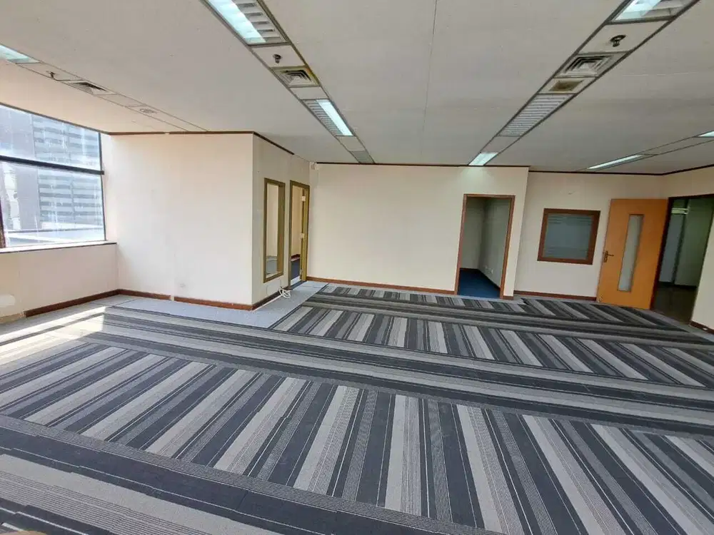 SEWA KANTOR DI JAKARTA SELATAN SUDIRMAN 122M2 PARTISI 175K NEGO