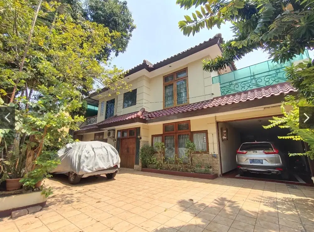 Rumah bagus 2 lantai 8 KT, 7 KM, pinggir jalan raya di Rawamangun