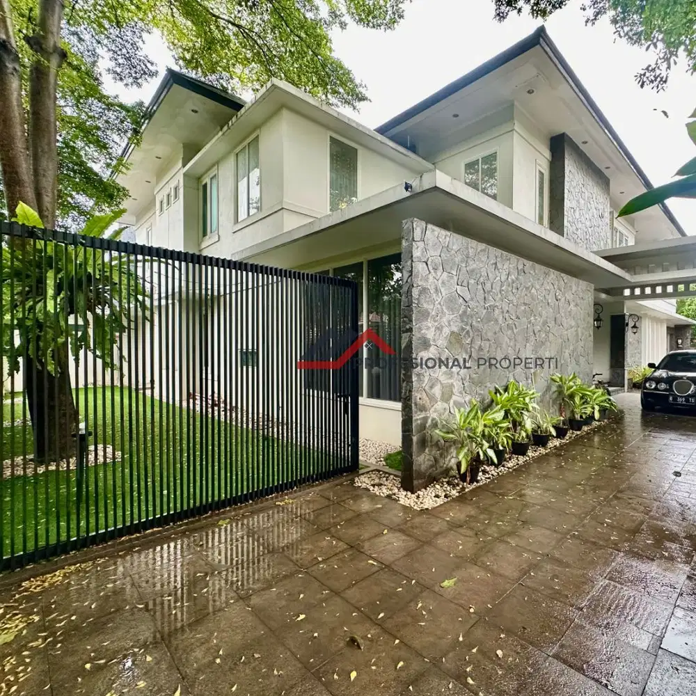 Rumah Mewah Dalam Komplek Rindang