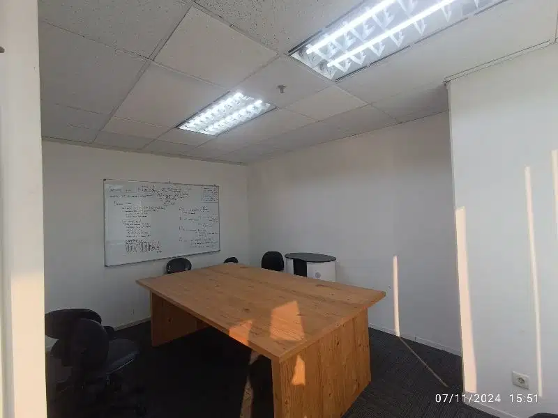 SEWA KANTOR DI JAKATA SELATAN KUNINGAN 115M² FURNISHED 265K NEGO