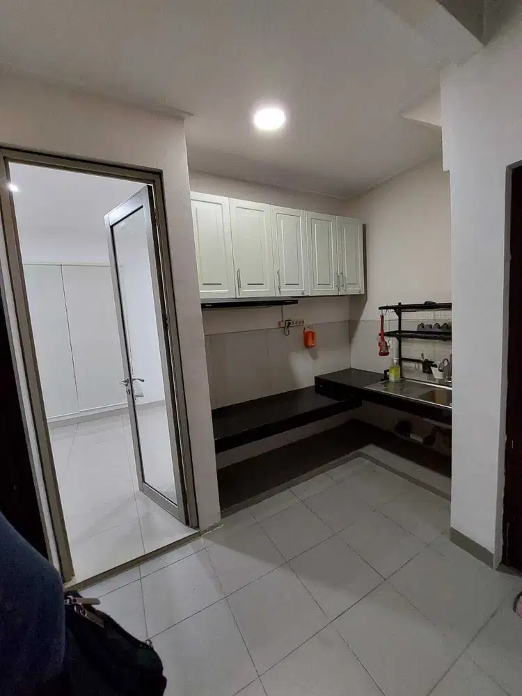 BISA KPR Dijual rumah pik2 3 lantai 3 kamar tidur 6x10 semi furnish