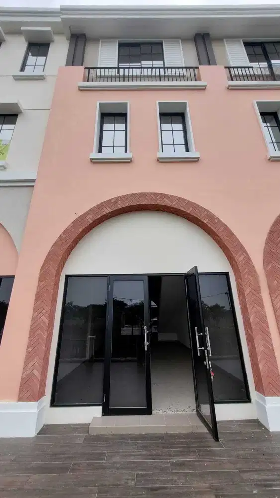 Disewakan ruko pik2 osaka 2 muka danau 3 lantai