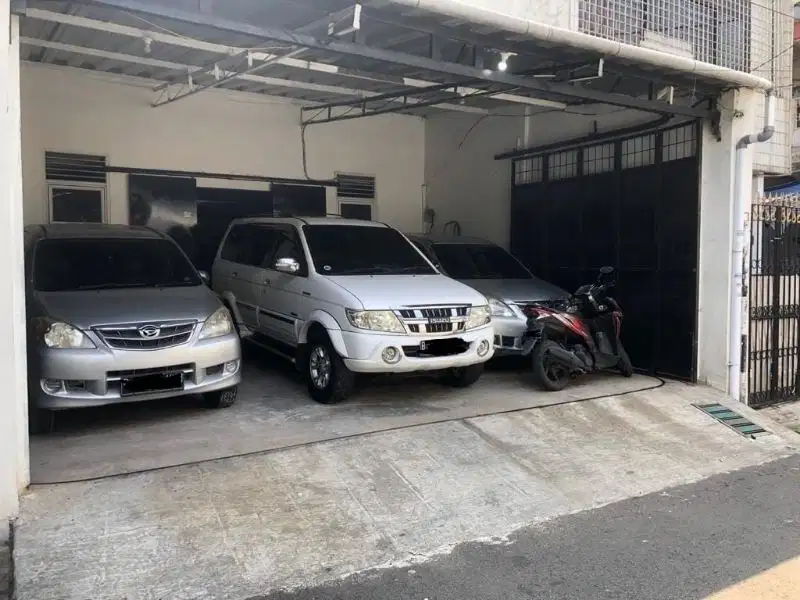 DIJUAL CEPATRumah/pabrik konveksi 2 lt di jl Pejagalan 5, Jktbar