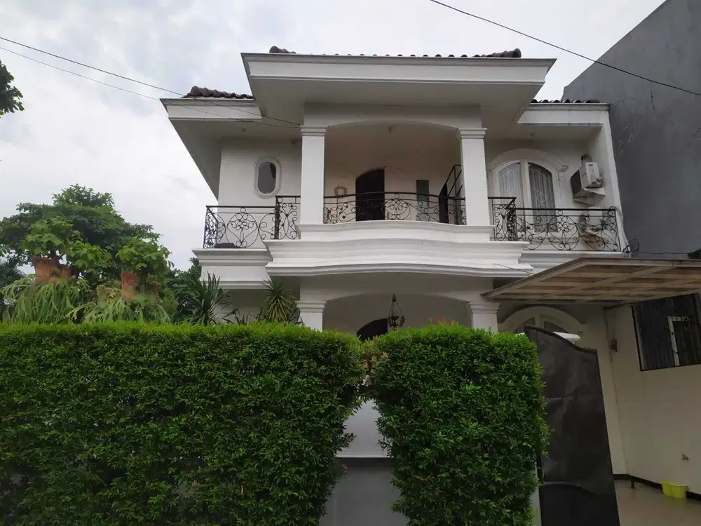 Rumah 2 lantai bagus dgn taman di dalam cluster exclusive Bintaro.