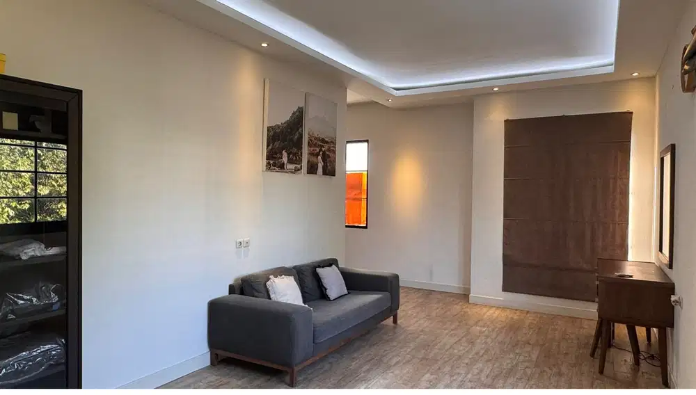 Rumah Pluit renov rapi depan taman parkiran luas