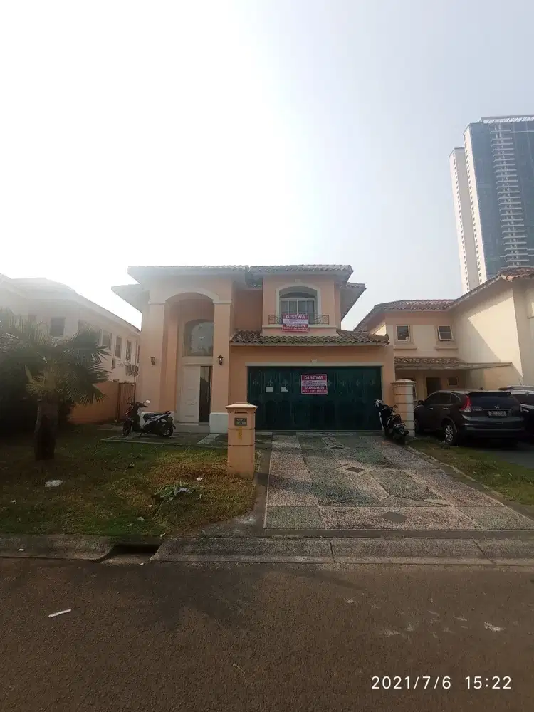 Di sewakan rumah di cluster taman baverly golf lippo karawaci